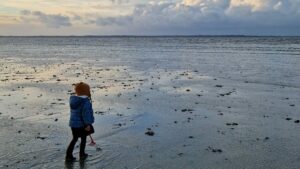 Une petite fille en balade en Baie Du Mont Saint michel