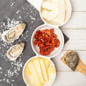 La Racl'huitre avec 2 huitres ouvertes et 1 huitre fermée ainsi que 3 farces différentes : galichon, chorizo et tomme nature