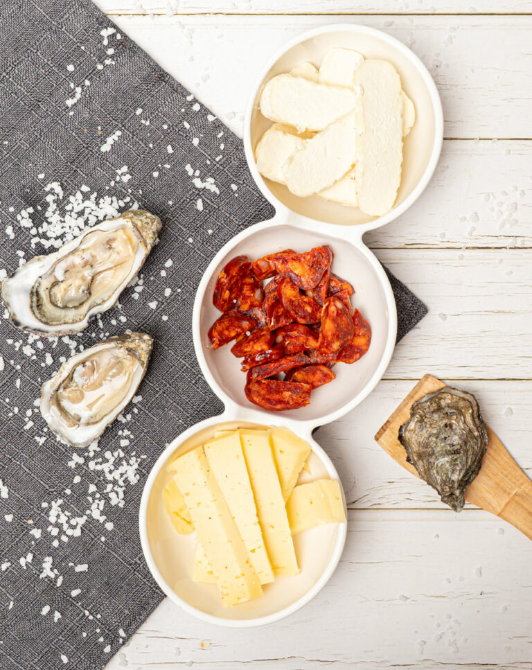 La Racl'huitre avec 2 huitres ouvertes et 1 huitre fermée ainsi que 3 farces différentes : galichon, chorizo et tomme nature