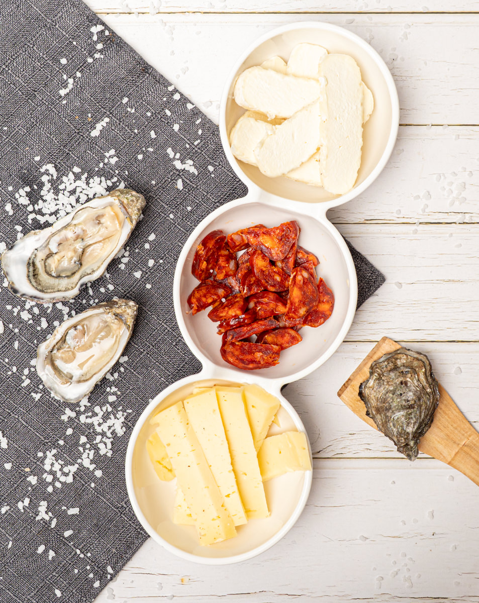 La Racl'huitre avec 2 huitres ouvertes et 1 huitre fermée ainsi que 3 farces différentes : galichon, chorizo et tomme nature