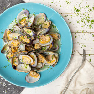 palourdes marinières, échalotes, vin blanc et persil haché