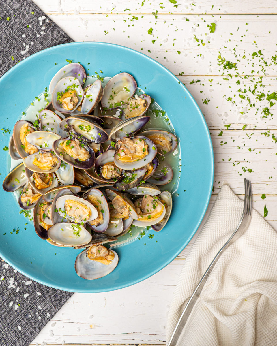 palourdes marinières, échalotes, vin blanc et persil haché