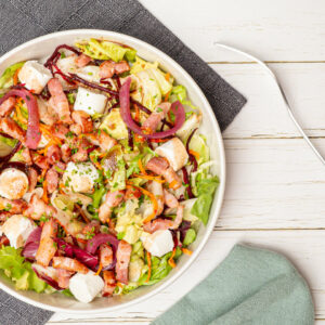 salade de saison, ici lardons chevre frais betteraves, carottes, salade