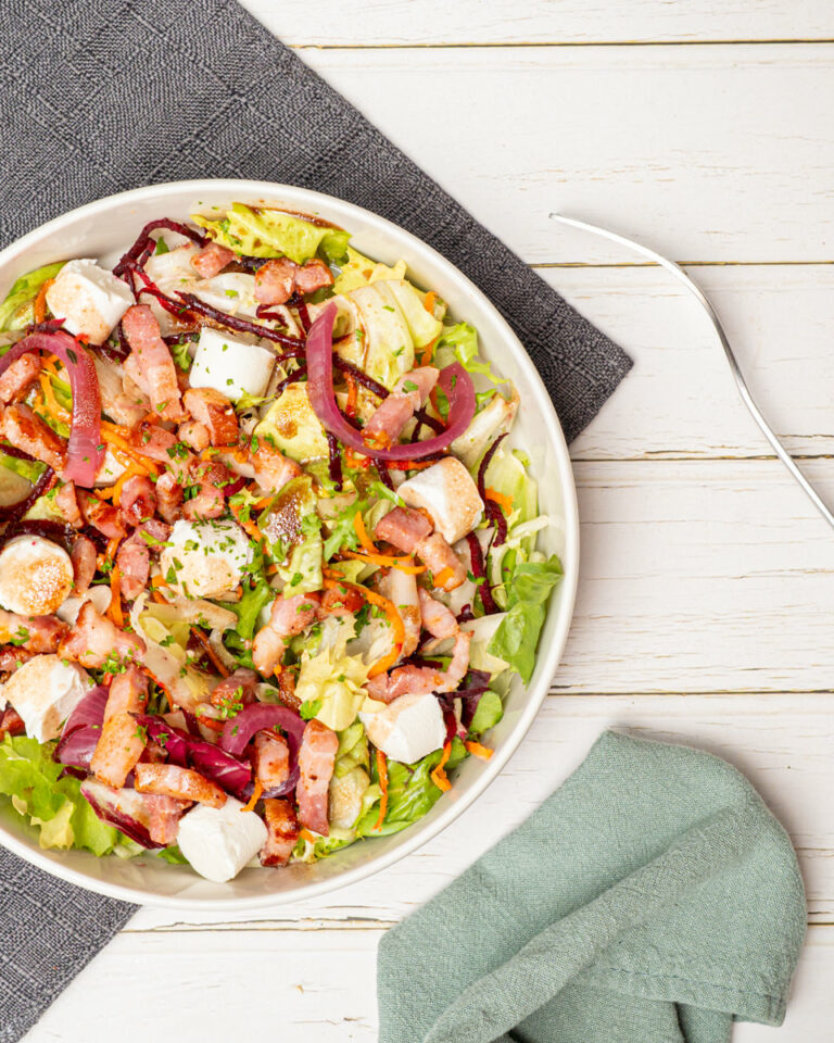 salade de saison, ici lardons chevre frais betteraves, carottes, salade