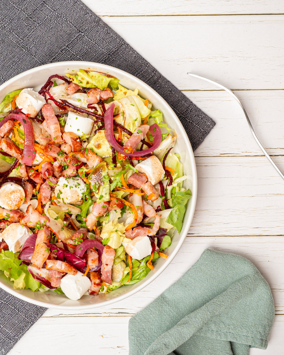 salade de saison, ici lardons chevre frais betteraves, carottes, salade
