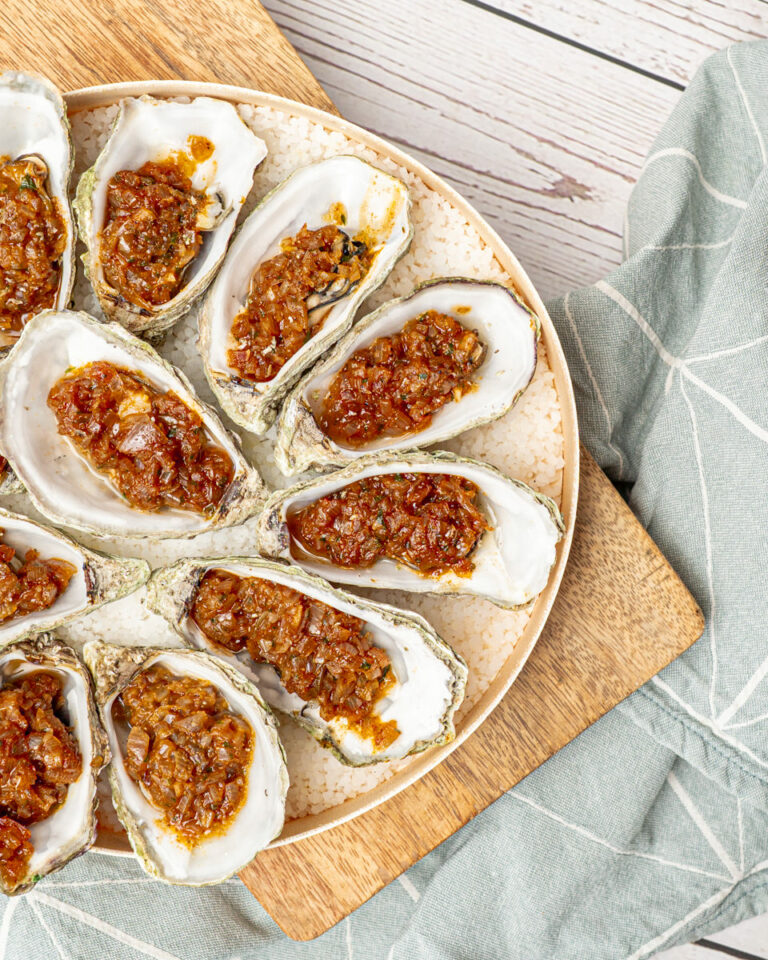 Huitres farcies à l'orientale avec une planche en bois et un torchon bleu très clair